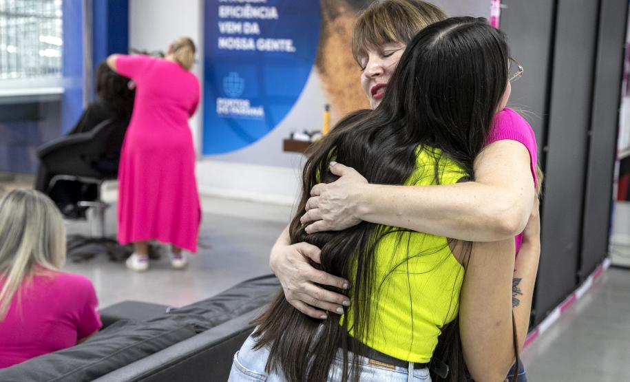 Portuários do Paraná doam cabelos para campanha Outubro Rosa