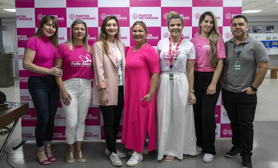 Portuários do Paraná doam cabelos para campanha Outubro Rosa