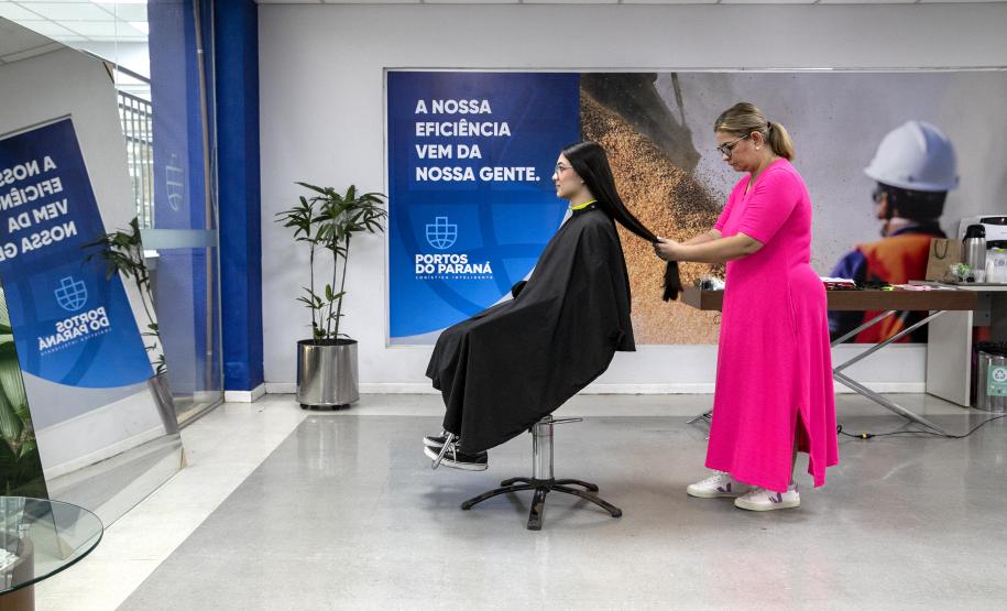 Portuários do Paraná doam cabelos para campanha Outubro Rosa