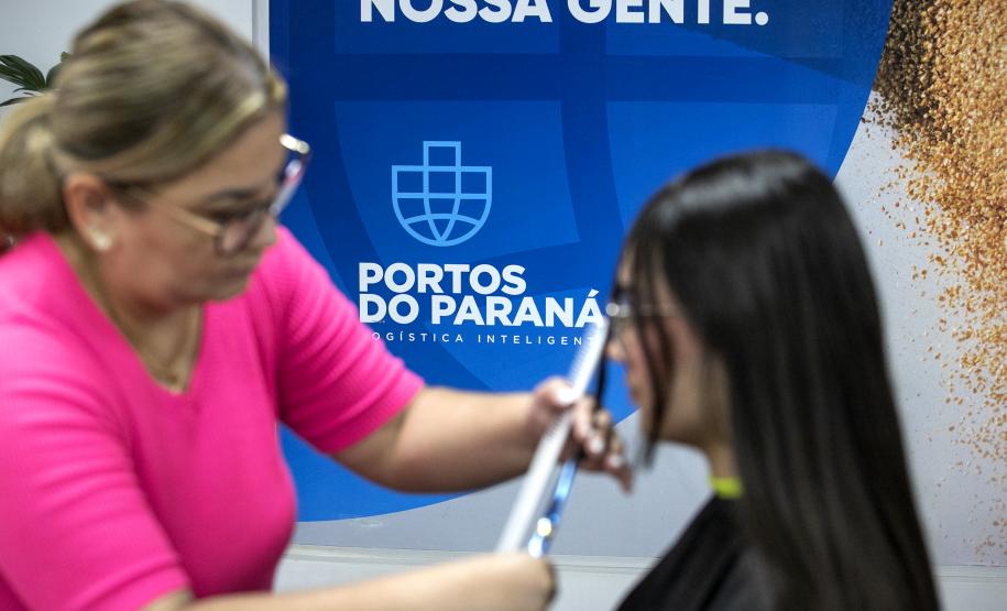 Portuários do Paraná doam cabelos para campanha Outubro Rosa