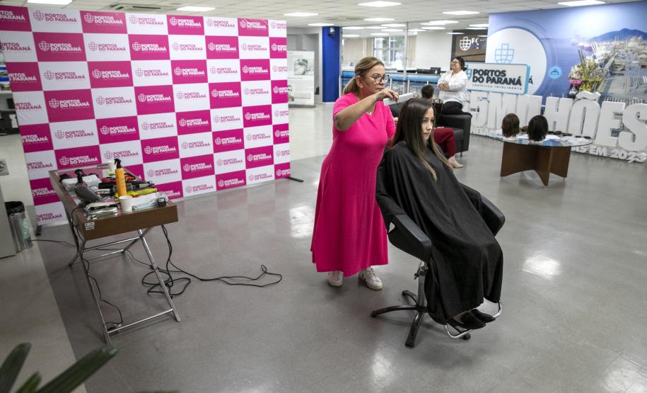 Portuários do Paraná doam cabelos para campanha Outubro Rosa