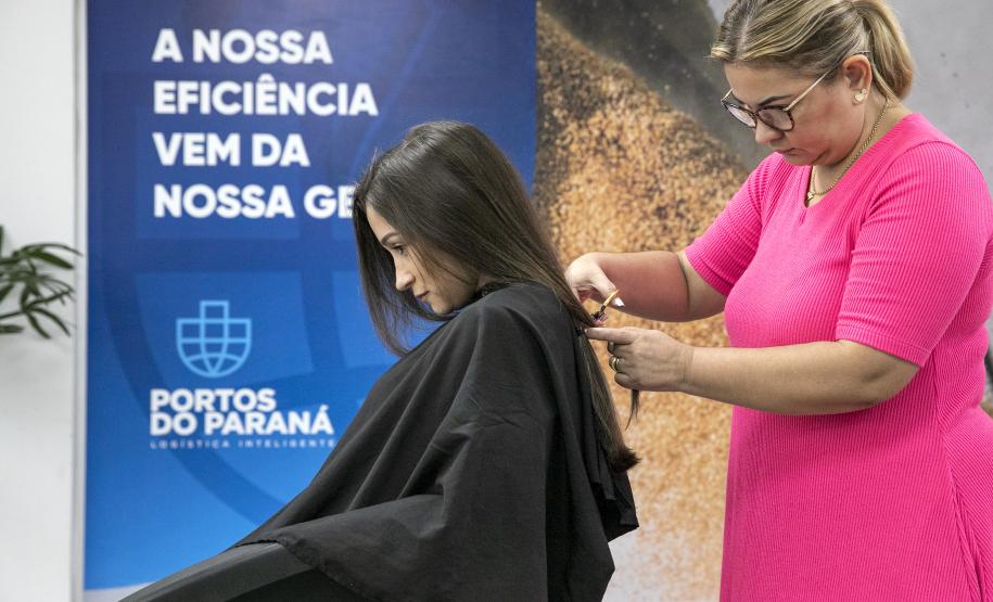 Portuários do Paraná doam cabelos para campanha Outubro Rosa