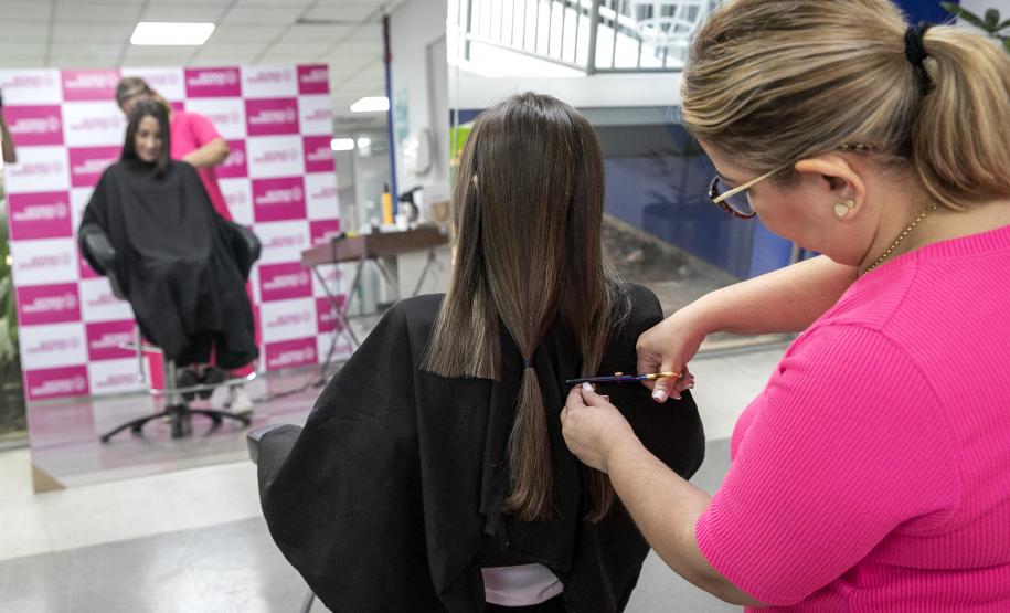 Portuários do Paraná doam cabelos para campanha Outubro Rosa