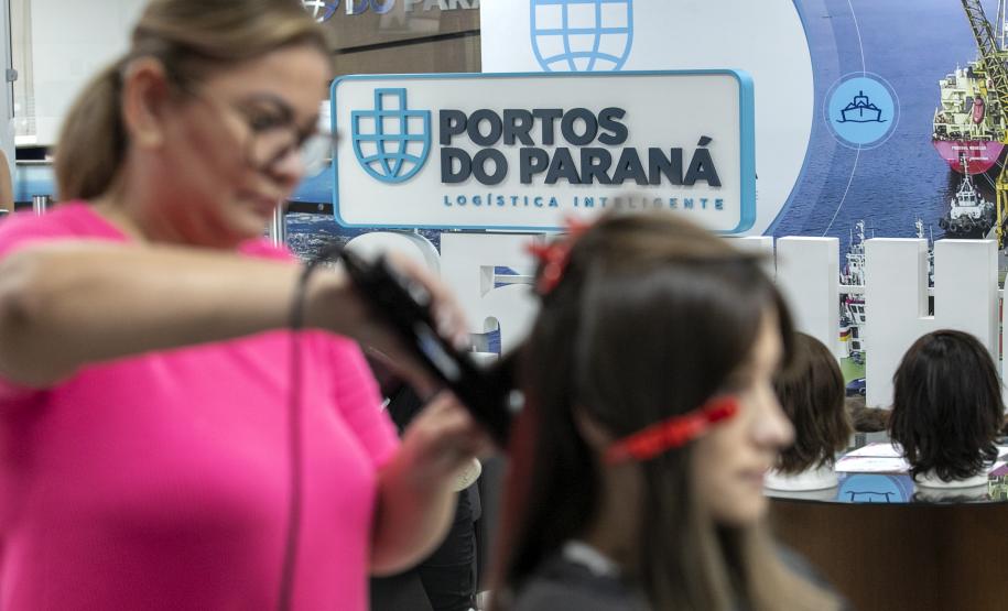 Portuários do Paraná doam cabelos para campanha Outubro Rosa