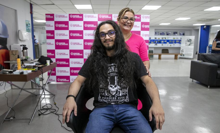 Portuários do Paraná doam cabelos para campanha Outubro Rosa