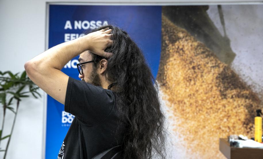 Portuários do Paraná doam cabelos para campanha Outubro Rosa