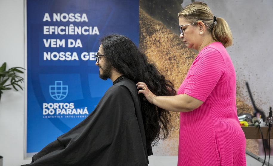 Portuários do Paraná doam cabelos para campanha Outubro Rosa