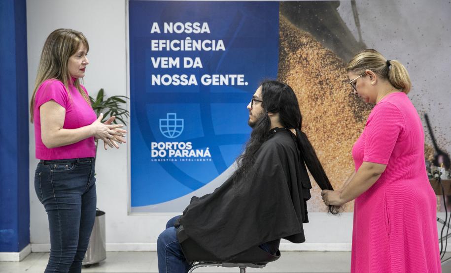 Portuários do Paraná doam cabelos para campanha Outubro Rosa