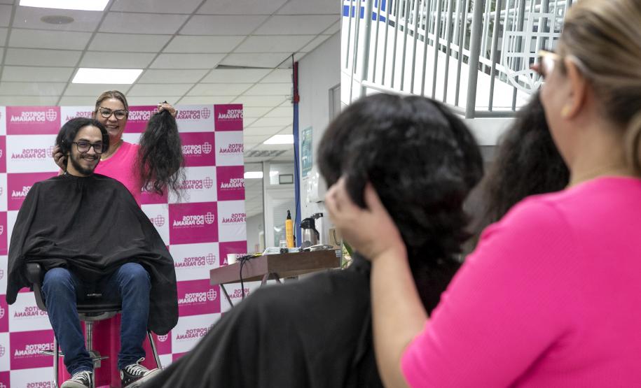 Portuários do Paraná doam cabelos para campanha Outubro Rosa