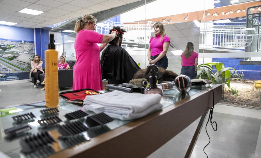 Portuários do Paraná doam cabelos para campanha Outubro Rosa