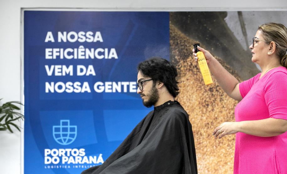 Portuários do Paraná doam cabelos para campanha Outubro Rosa