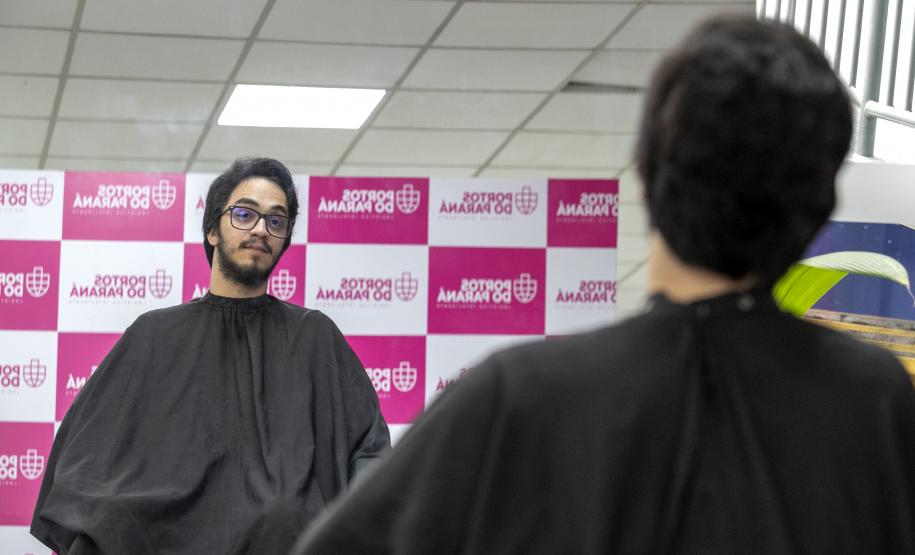Portuários do Paraná doam cabelos para campanha Outubro Rosa