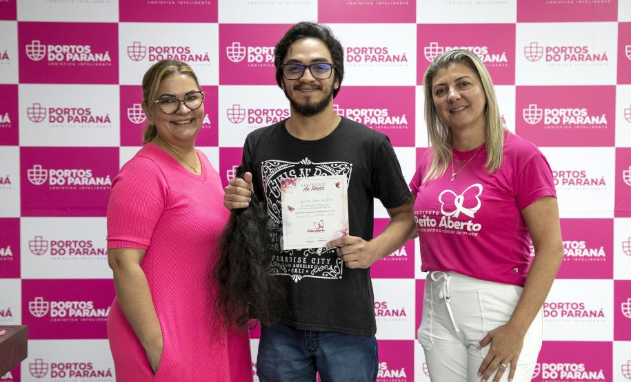Portuários do Paraná doam cabelos para campanha Outubro Rosa