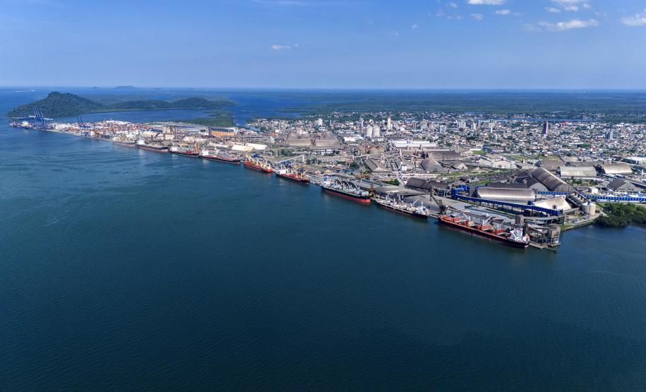 imagem aérea do Porto de Paranaguá em um dia de céu azul, os navios atracados em todo o cais
