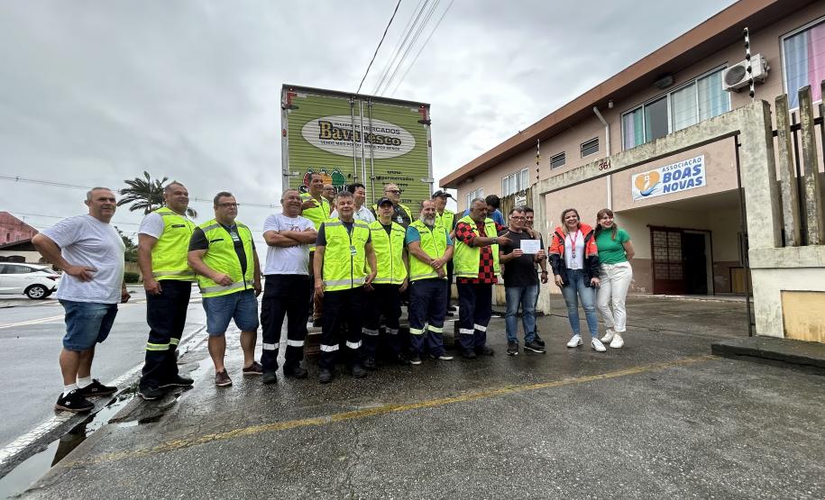 Cestas básicas arrecadadas na Corrida do Porto são distribuídas em Paranaguá