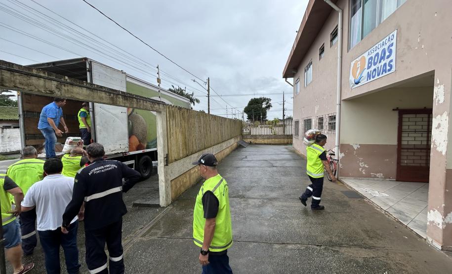 Cestas básicas arrecadadas na Corrida do Porto são distribuídas em Paranaguá