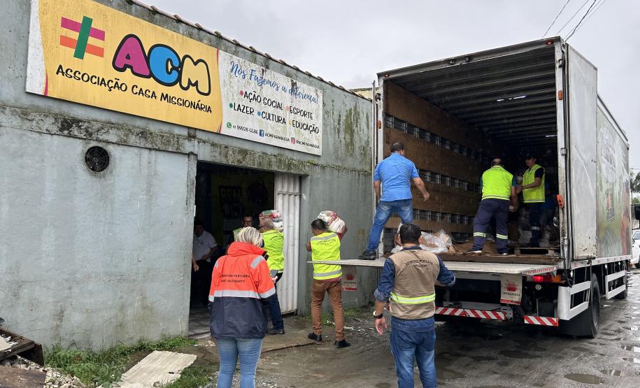 Cestas básicas arrecadadas na Corrida do Porto são distribuídas em Paranaguá