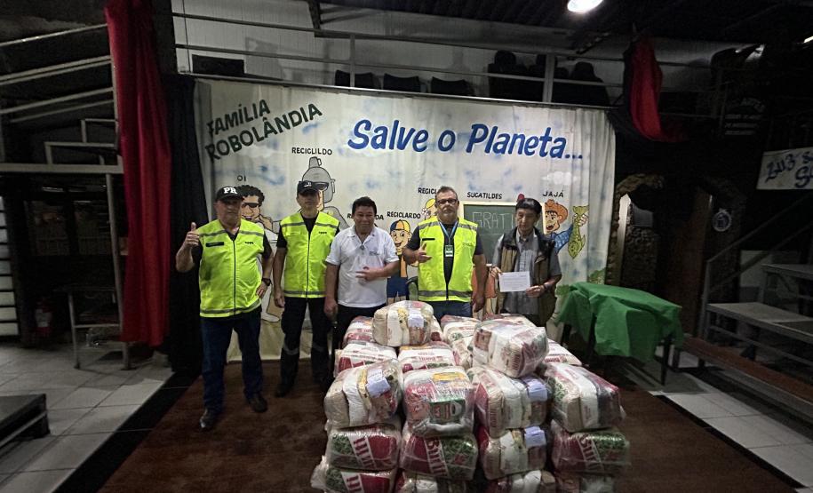 Cestas básicas arrecadadas na Corrida do Porto são distribuídas em Paranaguá
