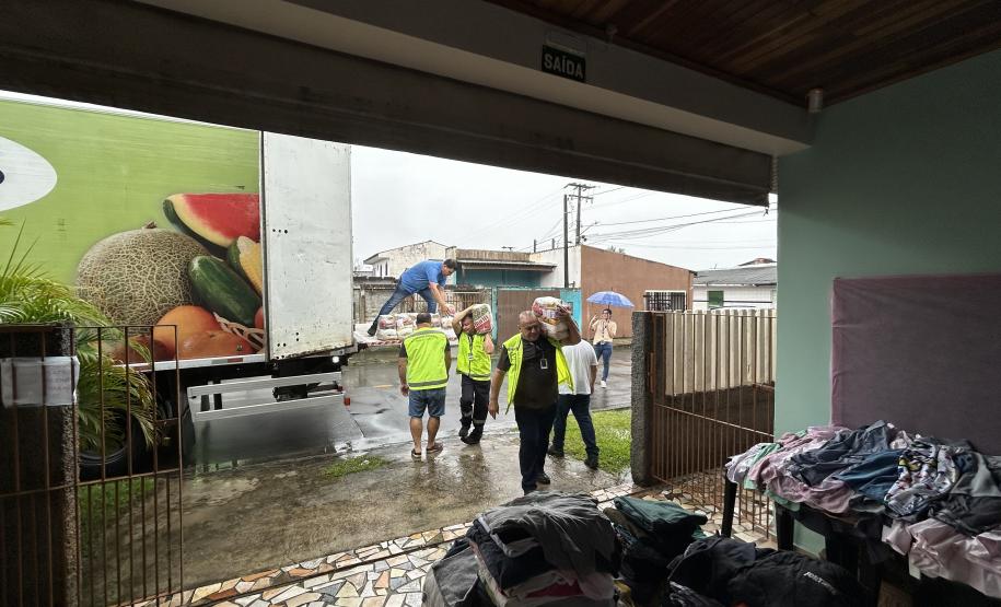 Cestas básicas arrecadadas na Corrida do Porto são distribuídas em Paranaguá