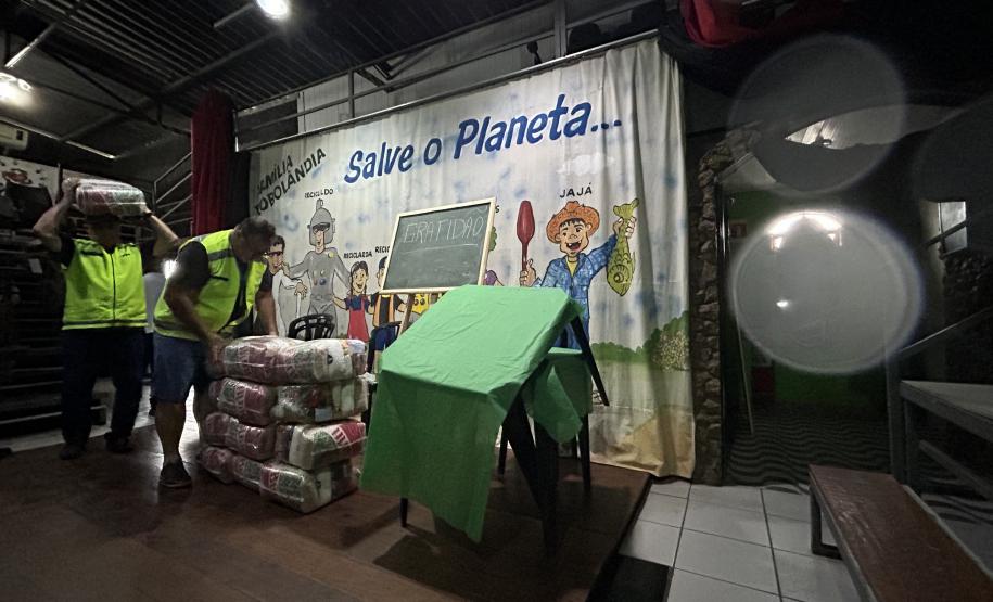 Cestas básicas arrecadadas na Corrida do Porto são distribuídas em Paranaguá