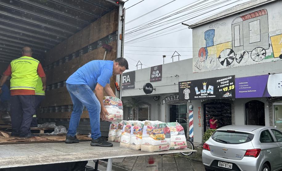 Cestas básicas arrecadadas na Corrida do Porto são distribuídas em Paranaguá