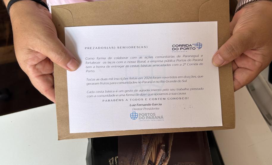 Cestas básicas arrecadadas na Corrida do Porto são distribuídas em Paranaguá