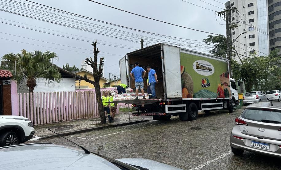 Cestas básicas arrecadadas na Corrida do Porto são distribuídas em Paranaguá
