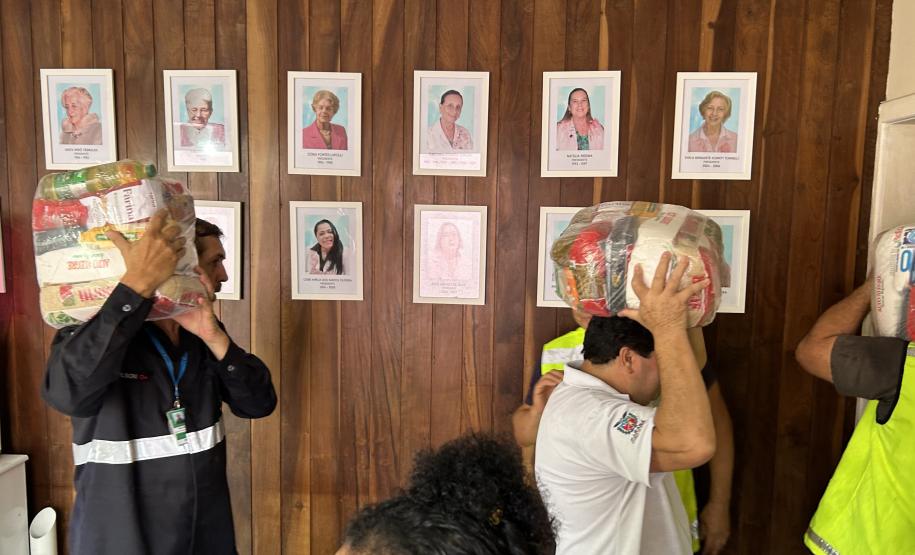 Cestas básicas arrecadadas na Corrida do Porto são distribuídas em Paranaguá