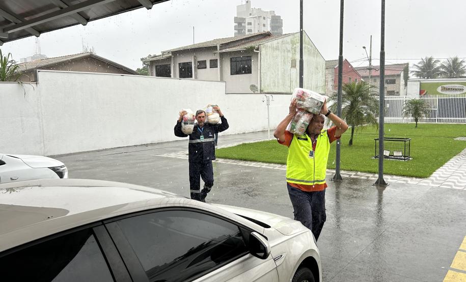 Cestas básicas arrecadadas na Corrida do Porto são distribuídas em Paranaguá