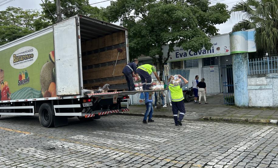 Cestas básicas arrecadadas na Corrida do Porto são distribuídas em Paranaguá