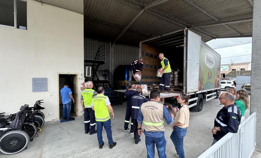 Cestas básicas arrecadadas na Corrida do Porto são distribuídas em Paranaguá