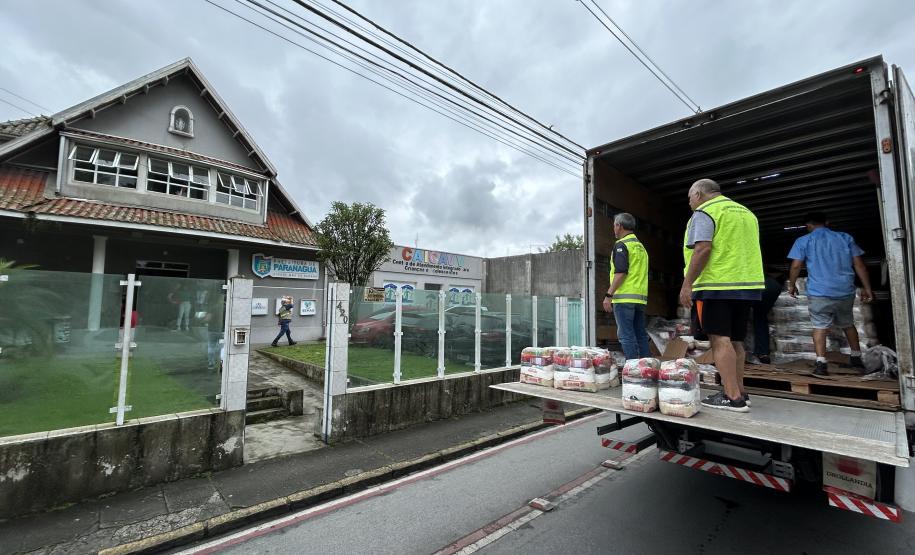 Cestas básicas arrecadadas na Corrida do Porto são distribuídas em Paranaguá