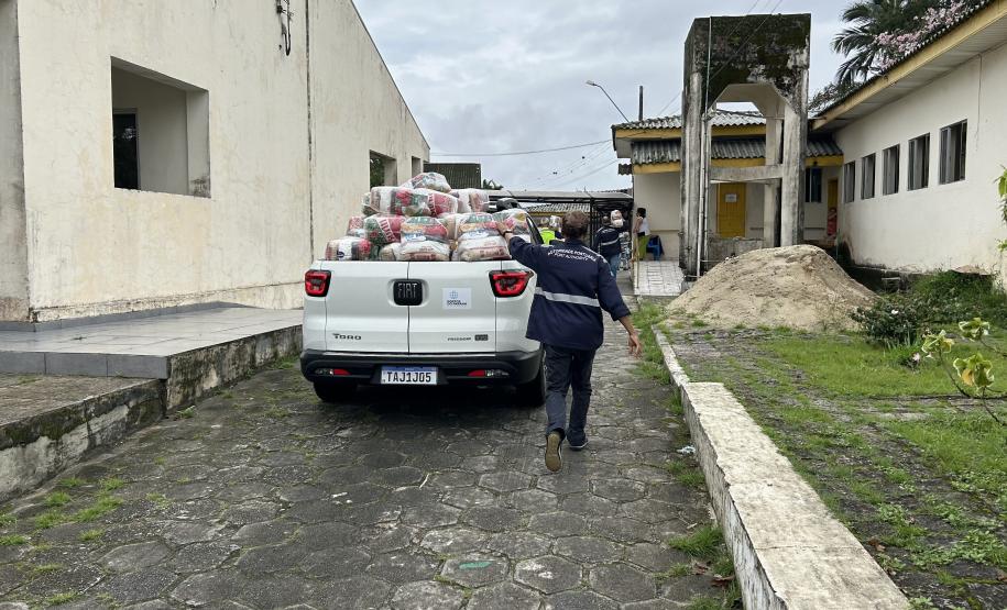 Cestas básicas arrecadadas na Corrida do Porto são distribuídas em Paranaguá