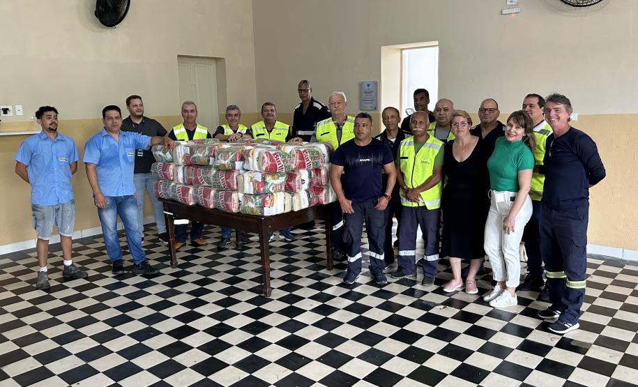Cestas básicas arrecadadas na Corrida do Porto são distribuídas em Paranaguá