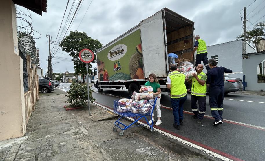 Cestas básicas arrecadadas na Corrida do Porto são distribuídas em Paranaguá