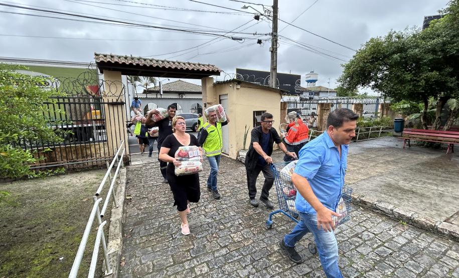 Cestas básicas arrecadadas na Corrida do Porto são distribuídas em Paranaguá