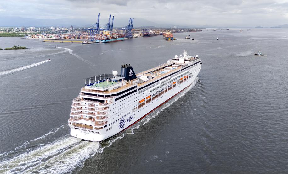 #praquemnaopodever navio de cruzeiros branco cruz a baía de Paranaguá e segue em direção ao Porto de Paranaguá. Ao longe, rebocadores,navios e lanchas cruzam os mares.