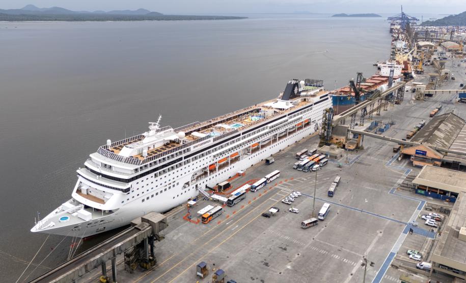 Com mais de 2 mil pessoas a bordo, MSC Armonia desembarca em Paranaguá