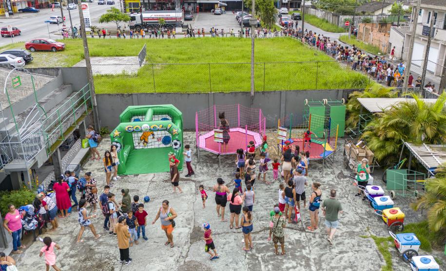Famílias recebem doações do Natal Solidário da Portos do Paraná