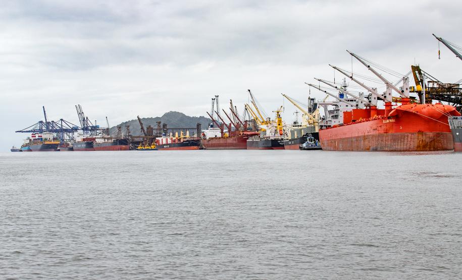 #paraquemnaopodever a Baía de Paranaguá e o céu estão cinzas, mas os navios vermelhos atracados no Porto destoam ao longo da imagem. Enfileirados, estão operando com constância no cais de Paranaguá.