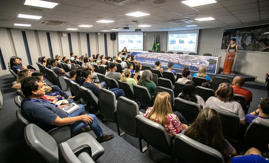 Vencedores do concurso Porto Escola 2024 passeiam de barco pela Baía de Paranaguá