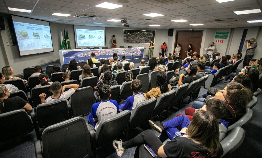 Vencedores do concurso Porto Escola 2024 passeiam de barco pela Baía de Paranaguá