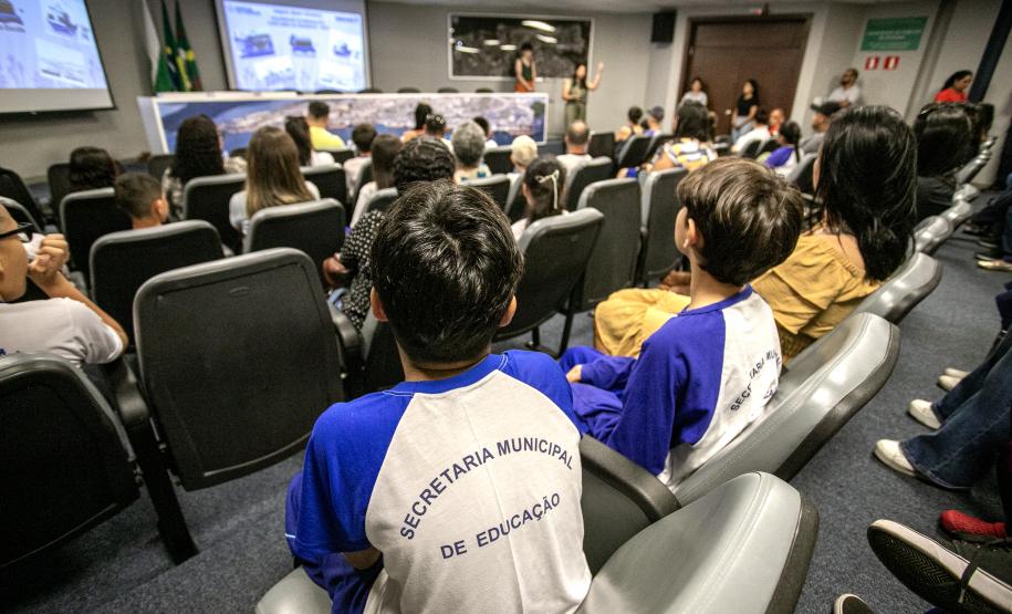 Vencedores do concurso Porto Escola 2024 passeiam de barco pela Baía de Paranaguá