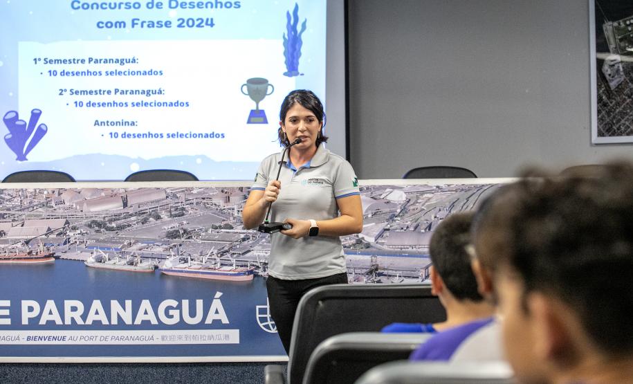 Vencedores do concurso Porto Escola 2024 passeiam de barco pela Baía de Paranaguá
