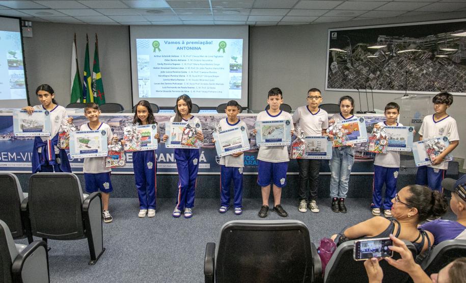 Vencedores do concurso Porto Escola 2024 passeiam de barco pela Baía de Paranaguá