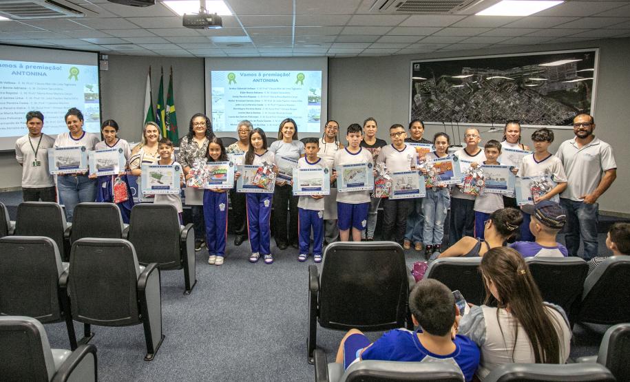 Vencedores do concurso Porto Escola 2024 passeiam de barco pela Baía de Paranaguá