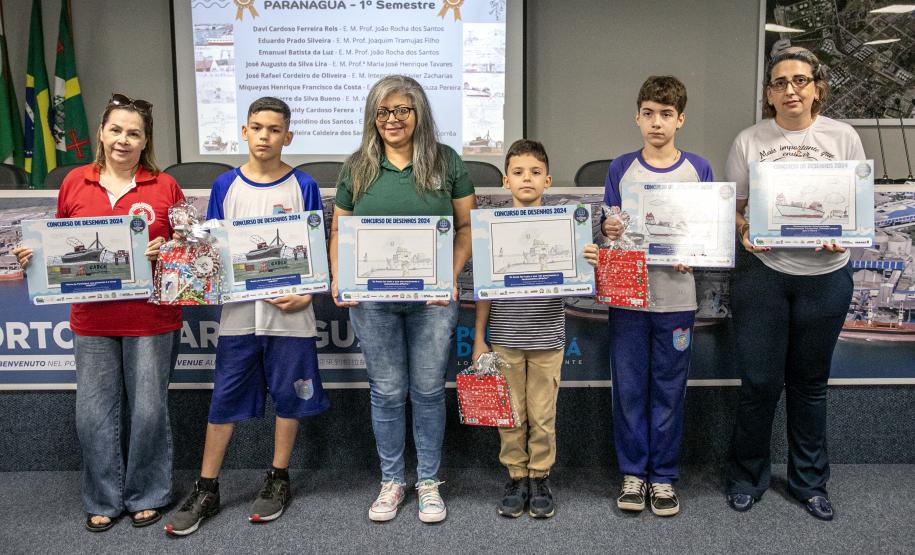 Vencedores do concurso Porto Escola 2024 passeiam de barco pela Baía de Paranaguá