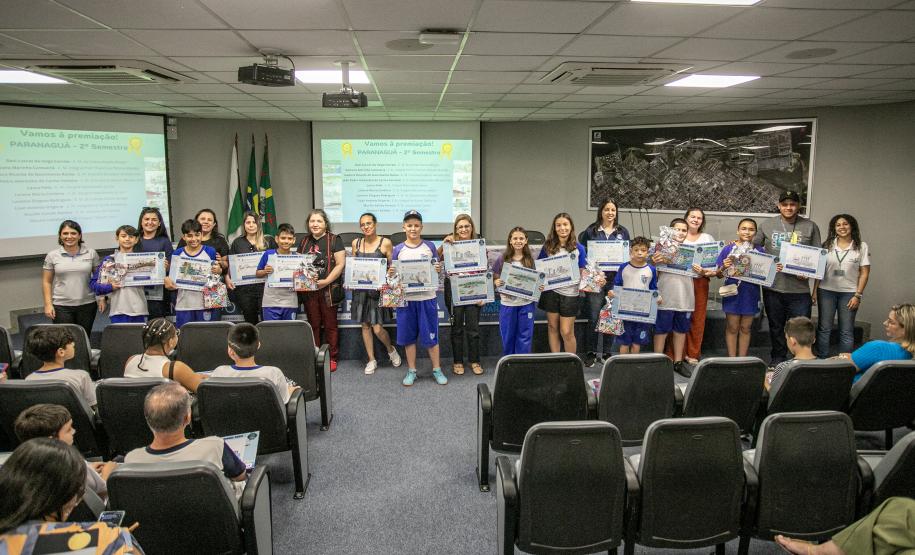 Vencedores do concurso Porto Escola 2024 passeiam de barco pela Baía de Paranaguá