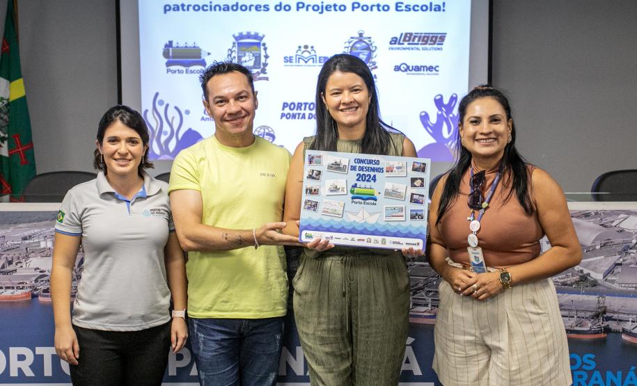 Vencedores do concurso Porto Escola 2024 passeiam de barco pela Baía de Paranaguá