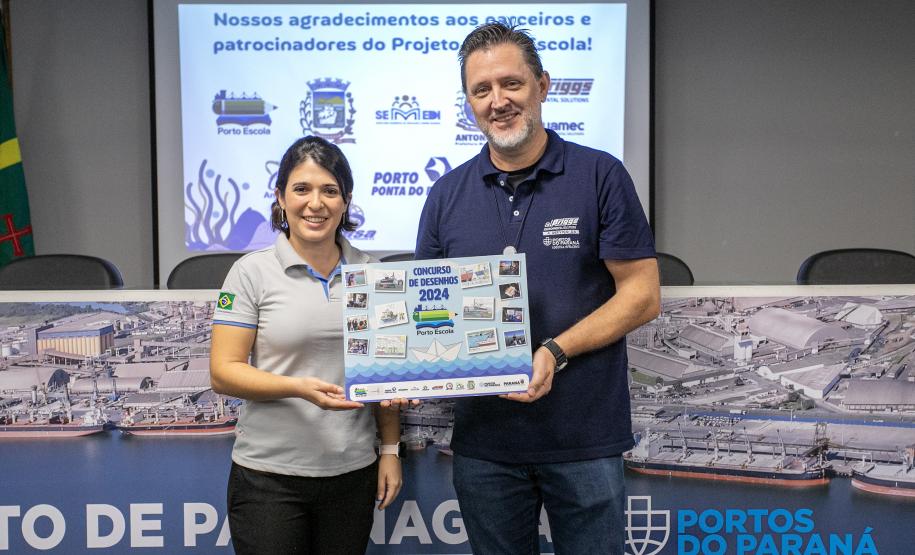 Vencedores do concurso Porto Escola 2024 passeiam de barco pela Baía de Paranaguá